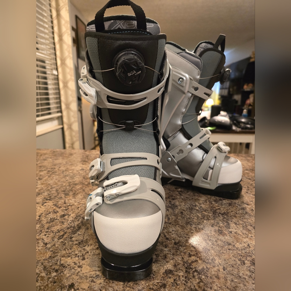 Apex ski boot left